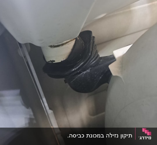 חלקי מכשיר חשמלי עם חיבורים וצינור